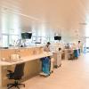 Overzichtsbeeld van de blauwe dialysezaal, met plaats voor 30 high-carepattiënten