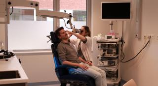 NKO-arts dr. Elisabeth Gréant aan het werk in een nieuw raadplegingslokaal