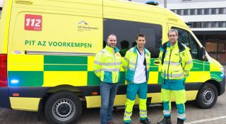 Urgentiearts dr. Nicolas Léonard, PIT-verpleegkundige Tom en ambulancier Frank voor het nieuwe PIT-voertuig